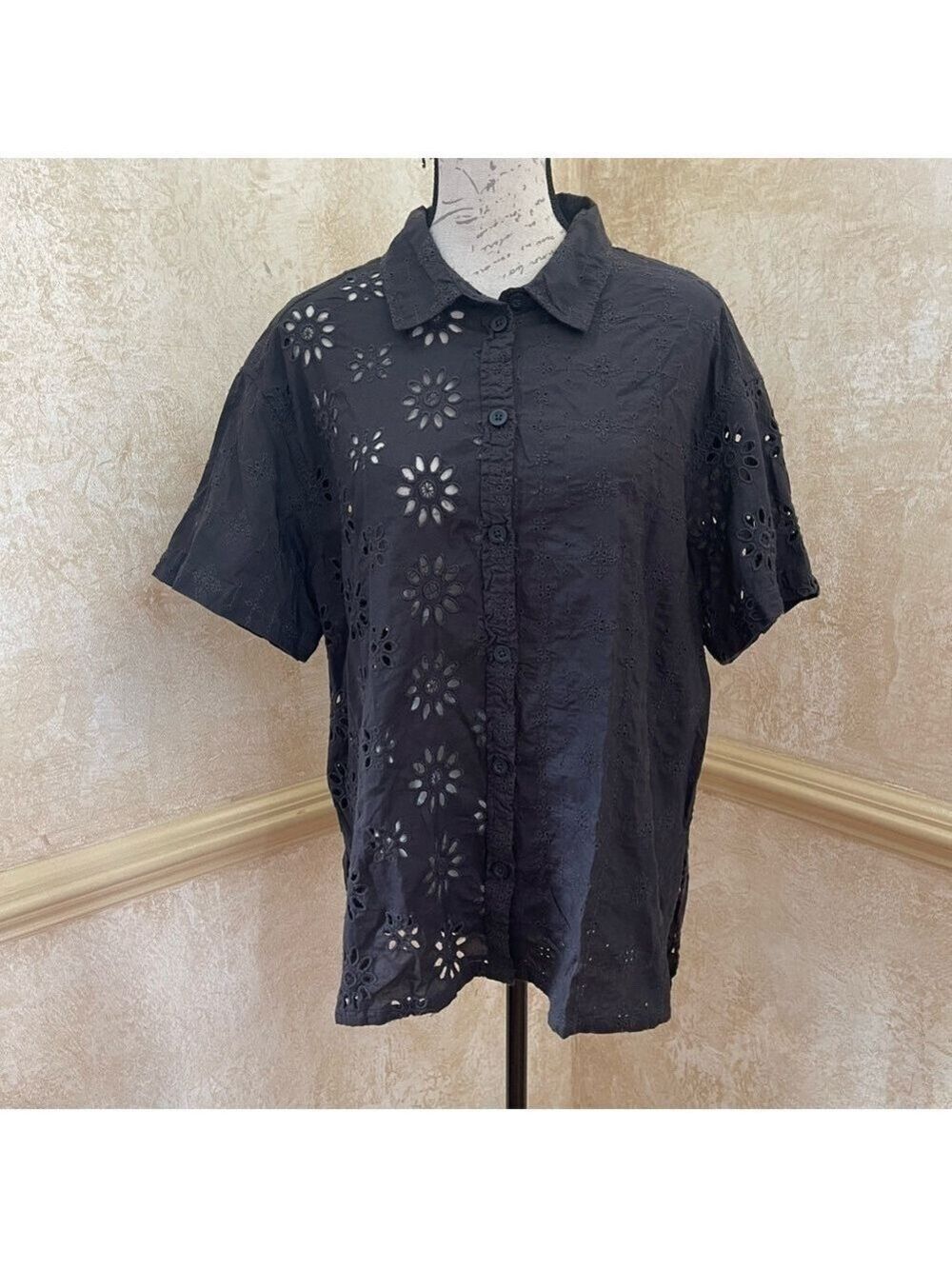 American Eagle Outfitters women’s black eyelet 100% cotton button down top Sz L - Picture 3 of 11